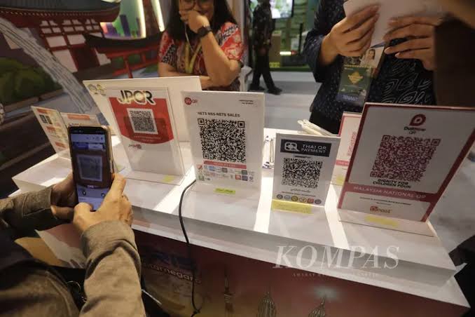 Modern Financial Transactions for Cashless Shopping Through QRIS Applications